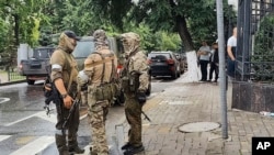 瓦格纳集团雇佣军人在俄罗斯顿河畔罗斯托夫市的南部军区司令部前站岗。(2023年6月24日)