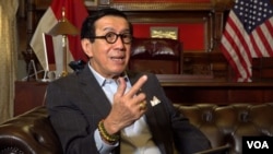 Menteri Hukum dan HAM Yasonna Laoly dalam wawancara dengan VOA di Washington, DC, Kamis 30/5/2024. 