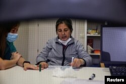 Seorang pasien stroke menggunakan tangan non-dominannya dalam sesi terapi dengan neuropsikolog Johanna Moreno di Casaverde Neurological and Physical Rehabilitation Center di Navalcarnero, Spanyol, 20 Oktober 2022. (REUTERS/Susana Vera)