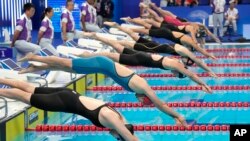 资料照:在杭州举办的19届亚运会上,游泳运动员参加女子50米蝶泳预赛。(2023年9月29日)