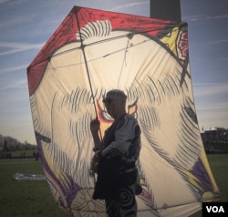 风筝大师土岐干男在展示他为华府樱花风筝节准备的另一个作品。 他以狮王图案为构图,命名为“歌舞伎”风筝 (美国之音/莫干生)