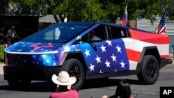 一辆刷有美国国旗图案的特斯拉赛博卡车在科罗拉多州参加庆祝美国独立日的游行活动。(2024年7月4日)