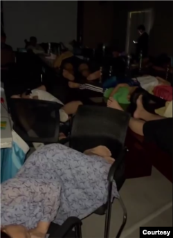 被带走的深圳家庭教会教徒属逾期居留,面临遣返中国。(视频截图,李建峰提供)