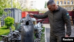 乌克兰基辅市长维塔利·克利奇科（Vitalii Klitschko）在查看被乌军击落的俄罗斯高超音速“匕首”导弹的残骸碎片。（2023年5月12日）