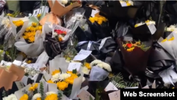 2023年10月28日中国安徽合肥红星路李克强故居前民众献花的悼念现场。(照片来自网络视频)