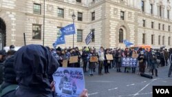 旅英港人在英国外交部前进行反对“23条”立法抗议。(美国之音 李伯安)