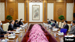 美国驻中国大使尼古拉斯·伯恩斯与中国国务委员兼外交部长秦刚在北京举行会谈。(2023年5月8日)