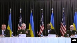 左起:德国国防部长皮斯托瑞斯、美国参谋长联席会议主席米利将军、美国国防部长奥斯汀和乌克兰国防部长雷兹尼科夫出席在拉姆施泰因空军基地举行“乌克兰防务联络小组”会议。(2023年4月21日)