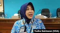 Pakar hukum tata negara Fakultas Hukum, Universitas Sebelas Maret (UNS) Solo, Profesor Sunny Ummul Firdaus saat diwawancarai VOA, Senin, 16 Oktober 2023. (Foto: Yudha Satriawan/VOA)