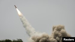 25일 '발리카탄' 미-필리핀 합동훈련 현장에서 패트리엇 지대공 미사일을 발사하고 있다.