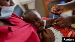 Seorang balita menerima suntikan vaksin malaria di Kisumu, Kenya (foto: dok).