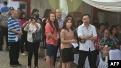 资料照片:2017年4月19日,在雅加达举行的雅加达州长选举最后一轮投票期间,印尼华人在投票站等待投票。(法新社照片)