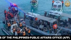 菲律宾武装部队2024年6月17日发布的视频截图照片显示,中国海岸警卫队成员在南中国海第二托马斯沙洲(中国称为仁爱礁)附近冲撞菲律宾海岸警卫队船只并发生暴力冲突。