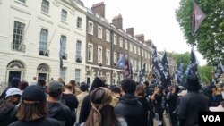 200d多名示威者星期日(6月9日)在伦敦的香港经贸办外举行集会,纪念2019年香港“反送中运动”五周年。(美国之音李伯安拍摄)