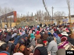 2024年4月5日,参加抗议活动的拉达克妇女用毯子裹住自己来抵御严寒的天气 (美国之音/贾尚杰)