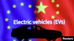 中国与欧盟旗帜与电动车图示