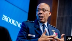 资料照片:美国空军参谋长布朗上将在华盛顿的布鲁金斯学会讲话。(2023年2月13日)