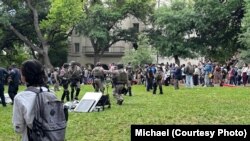 德州大学奥斯汀分校4月24日支持巴勒斯坦抗议现场,这张受访者提供的照片中可以看到,身着防爆装备的警察准备驱散示威者。