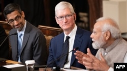 左起:谷歌首席执行官桑达·皮采和苹果首席执行官库克在白宫的一个美印高级商务会议上倾听印度总理莫迪的讲话。(2023年6月23日)