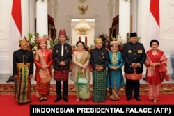 Presiden Joko Widodo bersama istri Iriana, Wakil Presiden Jusuf Kalla dan istri Mufidah serta mantan presiden BJ Habibie, Megawati Sukarno Putri, dan Susilo Bambang Yudhoyono, serta istri Ani (kanan) saat foto bersama di Istana Presiden. (Foto: via AFP)