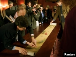 资料照：中国元代画家谢楚芳《乾坤生意图》工笔绢画轴为大英博物馆的藏品，曾在1998年底至1999年4月在伦敦大英博物馆展出。