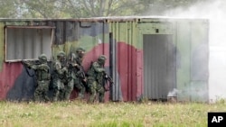 资料照片: 台湾士兵在陆军台东地区指挥部基地参加军训。(2024年1月31日)