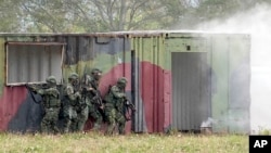 资料照:台湾士兵在陆军台东地区指挥部基地参加军训。(2024年1月31日)