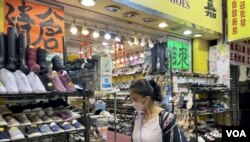 旺角花园街夜市一间规模相当大的鞋店清仓结业 (美国之音/汤惠芸)