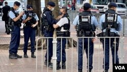 原定3月5日举办的“妇女节游行”宣布取消后,警方仍然在原定的游行起点湾仔修顿球场一带,派出大批身穿防弹战术背心的军装警员巡逻 (美国之音/汤惠芸)