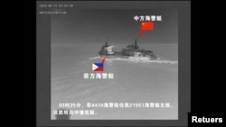 菲律宾和中国相互指责对方冲撞船只和进行危险行动,在这段从视频中截取的画面中,一艘菲律宾海警船只和一艘中国海警船只相邻航行。(2024年8月19日)