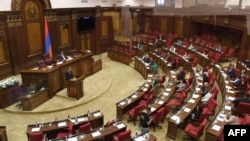 亚美尼亚议会议员出席议会会议。(2023年10月3日)
