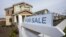 TƯ LIỆU - Một tấm bảng rao bán nhà trước một ngôi nhà ở Sacramento, California, ngày 3 tháng 3 năm 2022.

