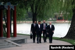 中国领导人习近平在北京中南海接待到访的俄罗斯总统普京。(2024年5月16日)