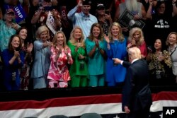 Кандидат в президенти від Республіканської партії та експрезидент США Дональд Трамп спілкується з прихильниками в Мічигані, 20 липня 2024 року