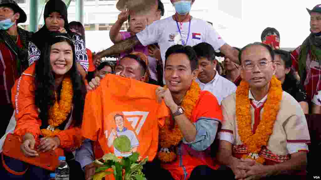 သြဂုတ်လ ၂၇ -- ကရင့်ရိုးရာလက်ချည်ပွဲကို တက်ရောက်နေတဲ့ Move Forward Party ရဲ့ ခေါင်းဆောင် Pita Limjaroenrat -- ဓါတ်ပုံ (မညိုညိုလွင် - VOA)
