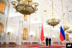 资料照:俄罗斯总统普京为到访的中国领导人习近平在克里姆林宫举行欢迎仪式。(2023年3月21日)