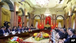 资料照片:2023年12月13日,越南国家主席武文赏(左六)和中国国家主席习近平(右八)在越南河内会晤。(美联社照片)