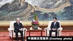 中共中央政治局常委王沪宁(右)2023年2月10日在北京会见台湾最大在野党中国国民党副主席夏立言。(中国国民党提供)