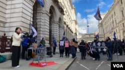 目前在英国流亡的前区议员刘珈汶在英国外交部外演讲,呼吁港人坚持。(美国之音 李伯安)