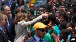Wakil Presiden AS Kamala Harris menyapa para pelajar dalam acara penyambutan di Bandara Internasional Kotoka di Accra, Ghana, Minggu, 26 Maret 2023. (Foto: Misper Apawu/AP Photo)
