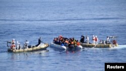 이탈리아 해군이 지중해상에서 배에 탄 사람들을 구조하고 있다. (자료사진)