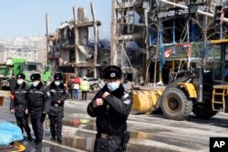 中国警察阻止记者在爆炸现场进行直播。(2024年3月13日)