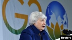 美国财长耶伦在印度班加罗尔举行的二十国集团财长和央行行长会议的记者会上讲话。(2023年2月23日)