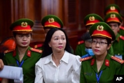 越南女首富张美兰(中)在胡志明市一家法庭出庭。 (2024年4月11日)
