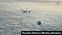 俄罗斯国防部发布视频称,俄军图-160战略轰炸机在巴伦支海和挪威海的中立水域不明地点上空飞行了 13 个多小时。(2023年2月14日)