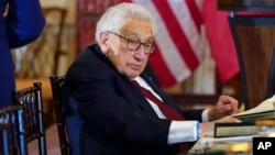 前美国国务卿亨利·基辛格与法国总统马克龙、美国副总统卡马拉-哈里斯和现任国务卿安东尼-布林肯出席午宴。(2022年12月1日)