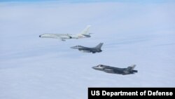 北美防空司令部2024年7月25日派遣两架加拿大CF-18大黄蜂战斗攻击机、两架F-35闪电II式战斗机和两架F-16战斗机对进入阿拉斯加防空识别区的中俄军机进行了确认和拦截任务。