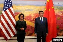 美国商务部长吉娜·雷蒙多(Gina Raimondo)与中国国务院副总理何立峰在北京人大会堂举行会晤。(2023年8月29日)