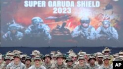 美国海军陆战队成员在印尼东爪哇参加“2023超级嘉鲁达之盾”联合军演启动式。(2023年8月31日)