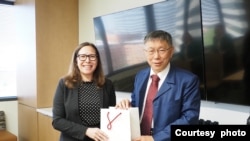 美国在台协会理事主席劳拉·罗森伯格(左)与台湾民众党主席柯文哲合影(2023年4月13日,柯文哲办公室提供)